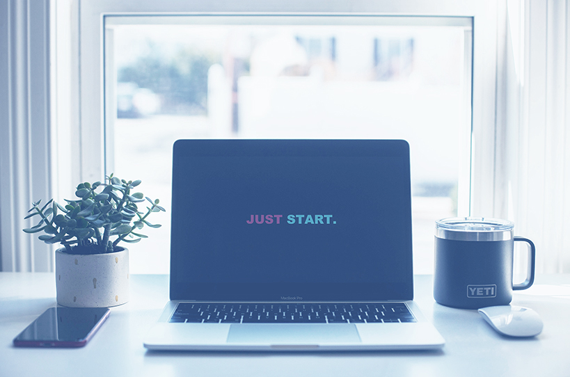 Ein Bildschirmschoner mit der Schrift "Just start" für das Angebot der maßgeschneiderten Coachings von Claudia Bauer